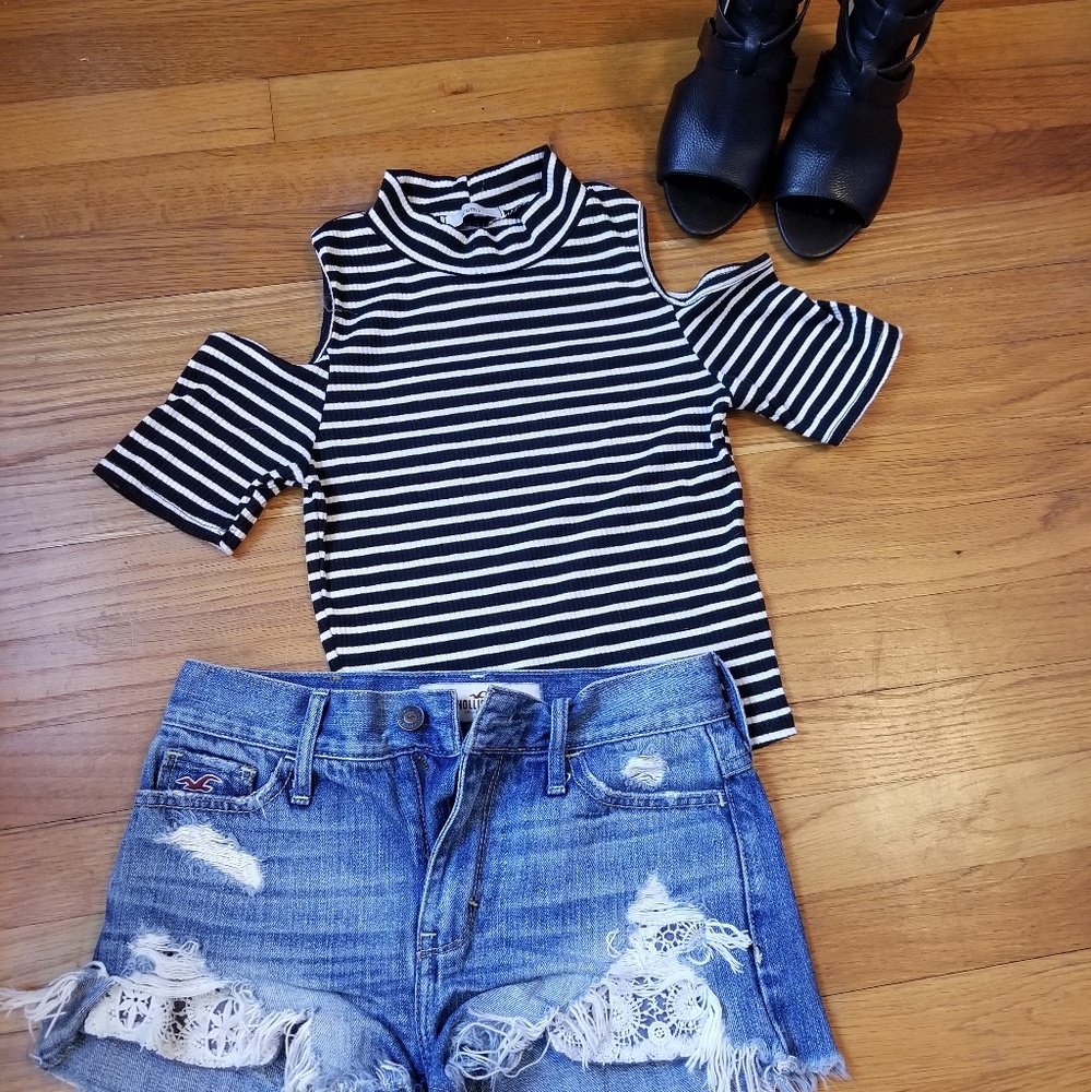 ACEMI Cold Shoulder Crop Top